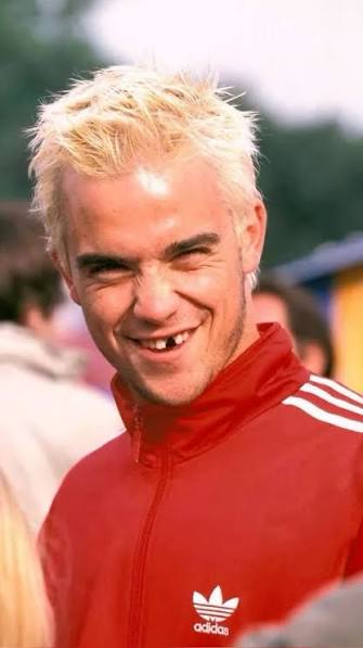 Robbie Williams: el chico que salió de Take That y aprendió a llenar el escenario